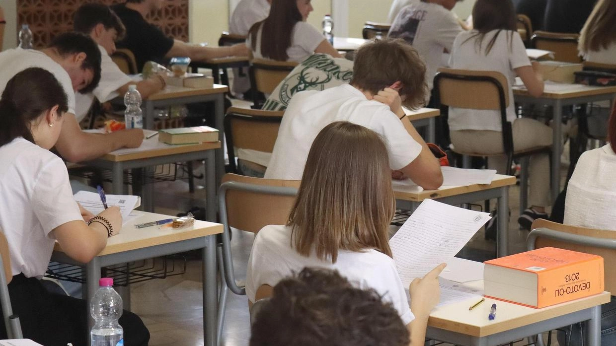 Nella foto di repertorio alcuni studenti che sostengono un esame