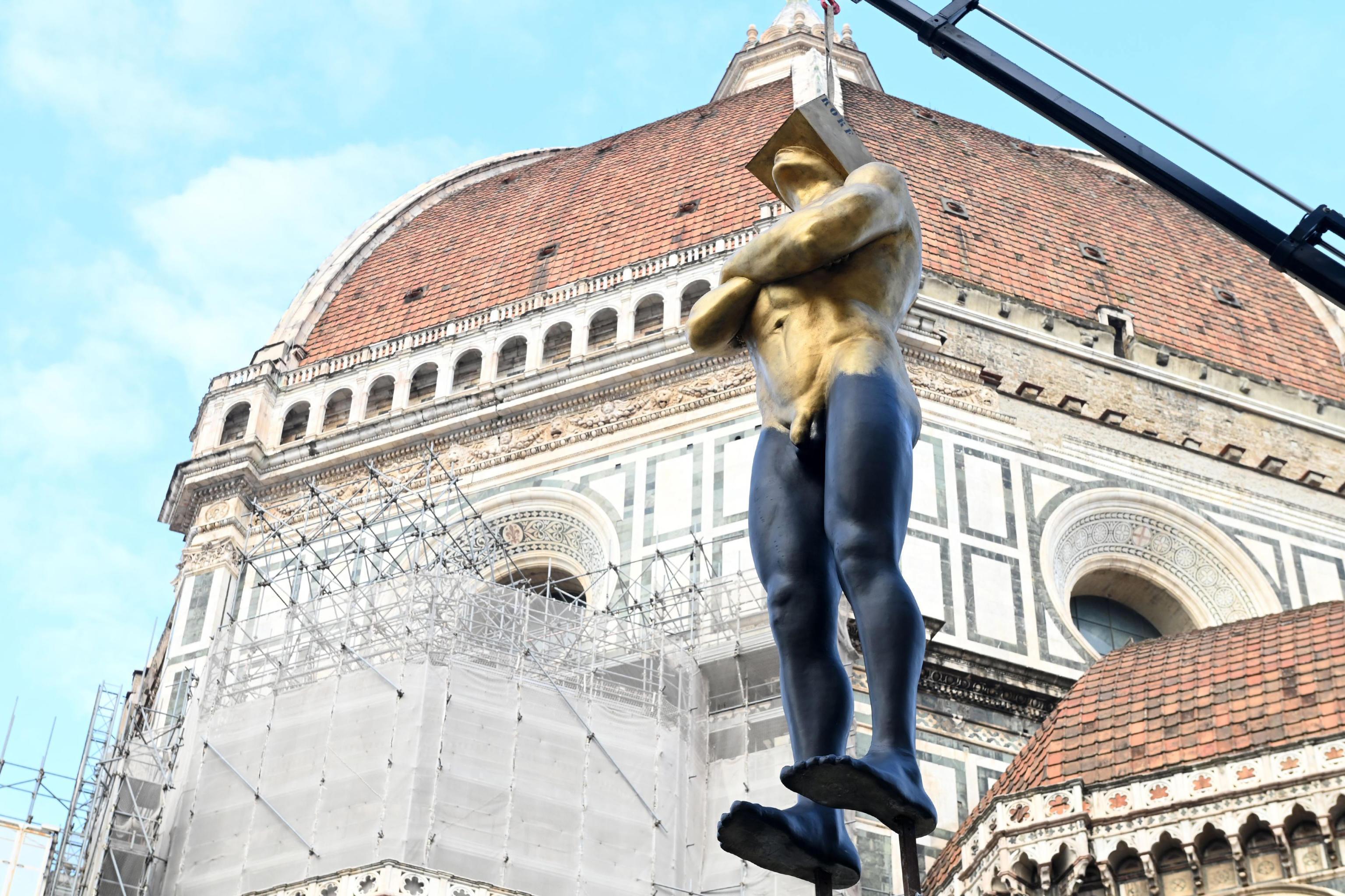 Statue di Giannelli a Firenze, è polemica. Scontro tra critici e organizzatori, la Regione valuta la chiusura