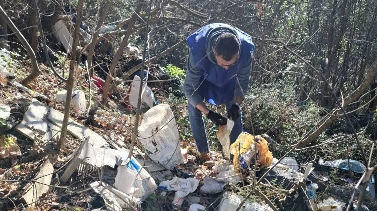 La discarica a cielo aperto di Baiano scoperta dai volontari del Gruppo Retake