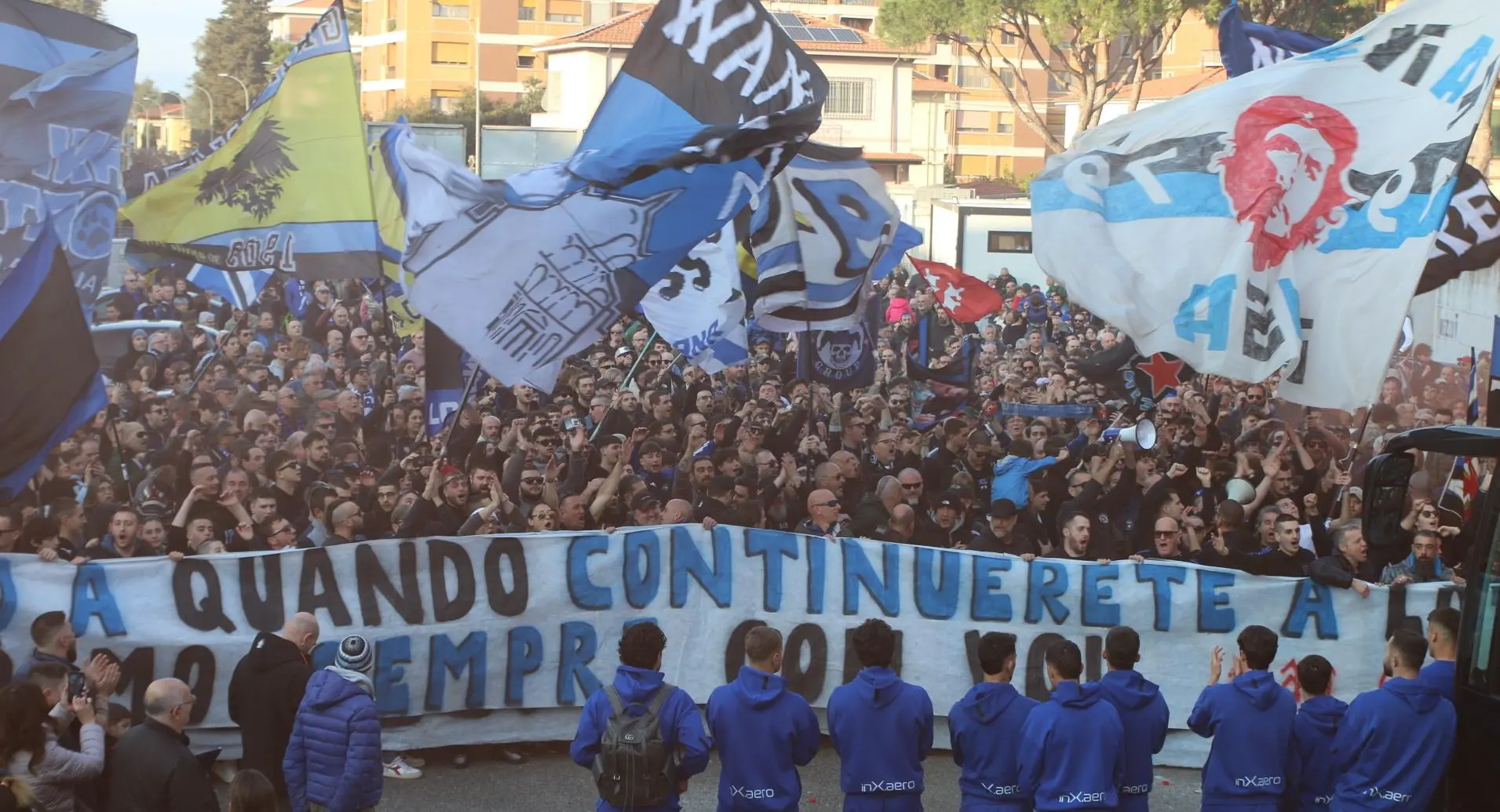 Urlo nerazzurro. Oltre mille tifosi salutano la squadra: "Pisa nel cuore"