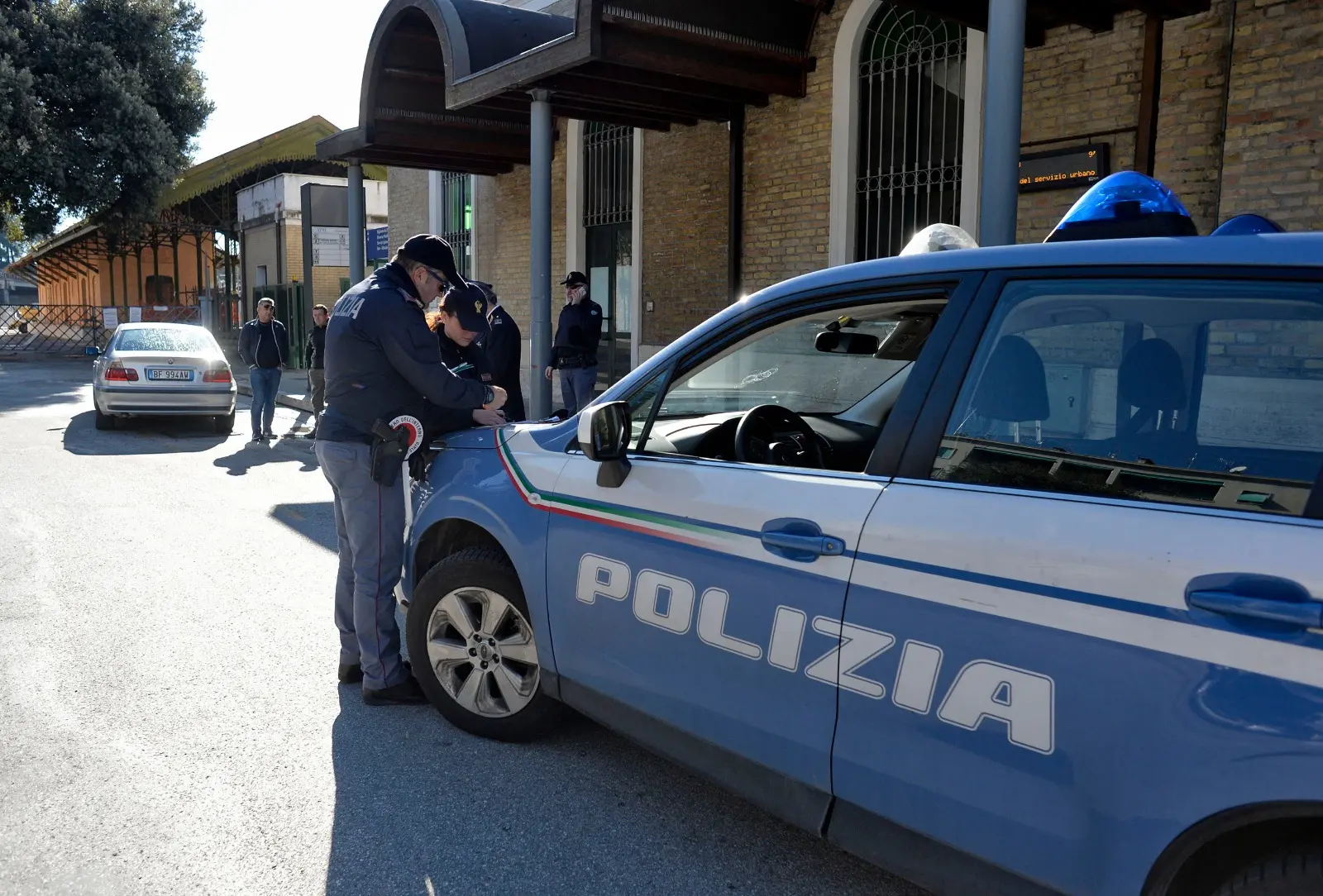 Oss in servizio accompagna gli spacciatori nei boschi. Denunciata una 42enne