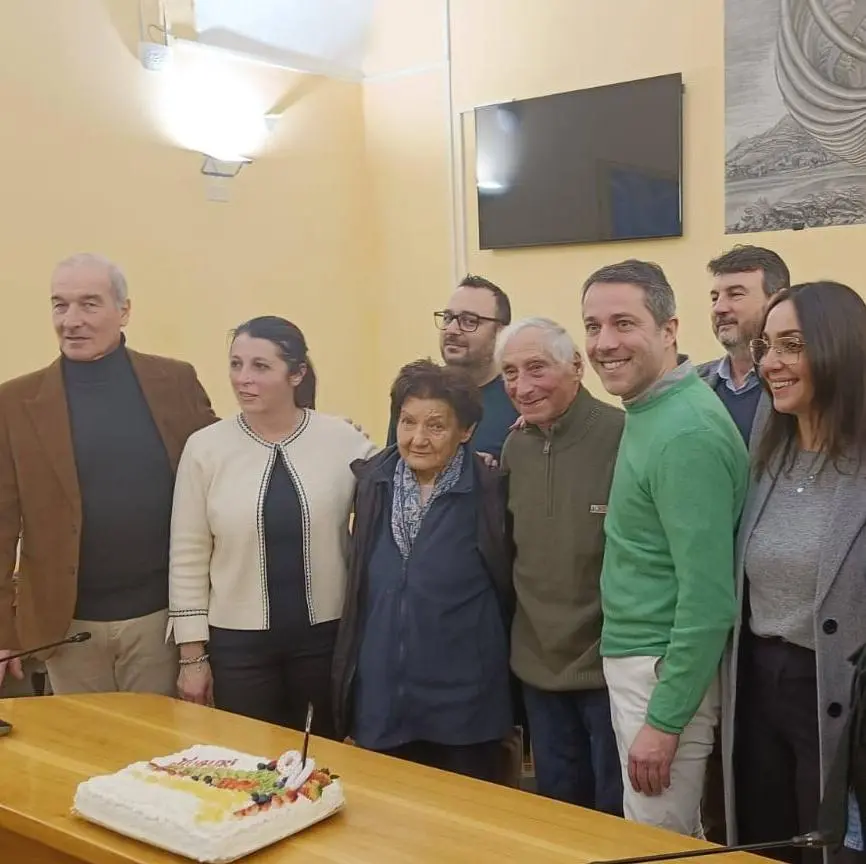 Festa a sorpresa in Comune per i 90 anni del pittore Pietro Pecorari