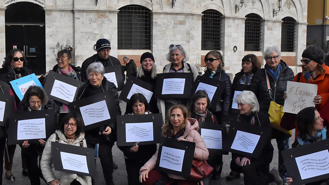 Cartelli neri contro tutte le guerre: "Dobbiamo continuare a lottare per il diritto sacrosanto alla pace"