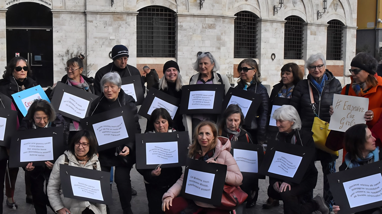 Due momenti del flashmob organizzato in piazza Dante dalla Rete delle Donne in occasione della Giornata internazionale dei diritti della donna (Foto Aprili)