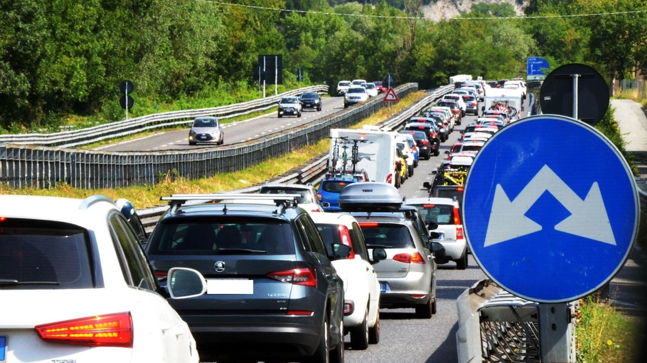 Traffico sulle strade (foto di archivio)