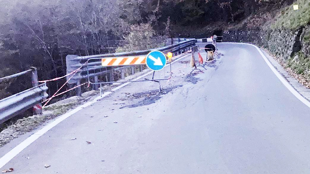 La situazione della strada provinciale 72, che da tempo crea danni e disagi alla viabilità nella zona della Garfagnana (Foto Borghesi)