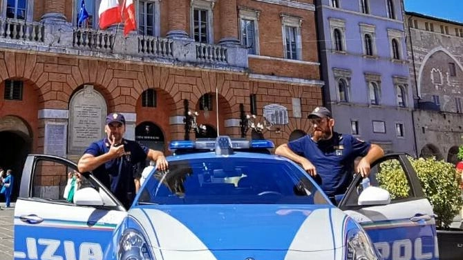 Due cittadini tunisini sono stati arrestati a Foligno per detenzione e spaccio di droga vicino al centro storico. La Polizia li ha sorpresi durante cessioni di stupefacenti, sequestrando eroina, cocaina e denaro. Entrambi avevano precedenti penali.