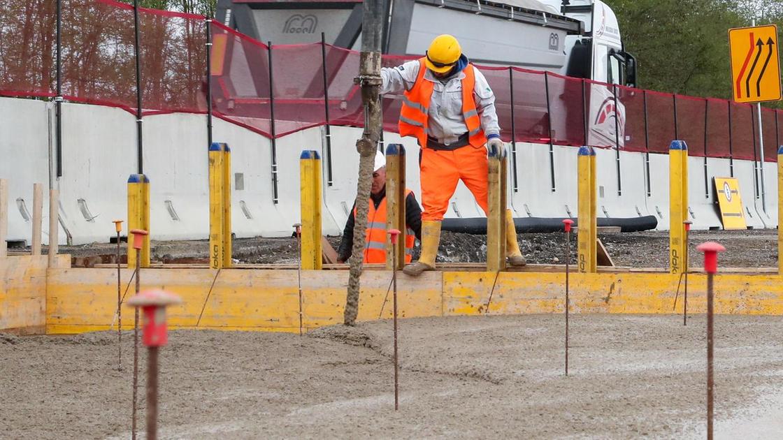 Lavori in autostrada, chiuso per una notte il raccordo tra A11 e Autosole