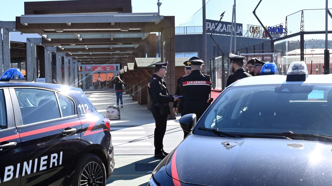 Le vetrinette del negozio vuote. Sulla spaccata indagano i carabinieri (. Fotoservizio Crocchioni