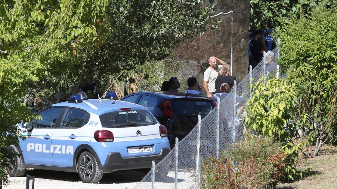 Orrore nella casa di campagna: colpi di fucile, tre morti. Cosa è accaduto? Le indagini