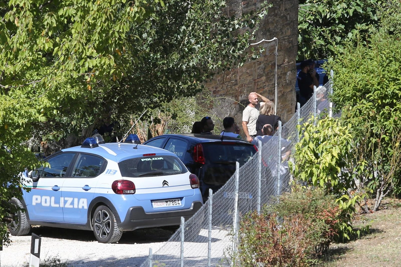 Auto della polizia fuori dalla casa di campagna dove si è consumata la tragedia (Foto Crocchioni)