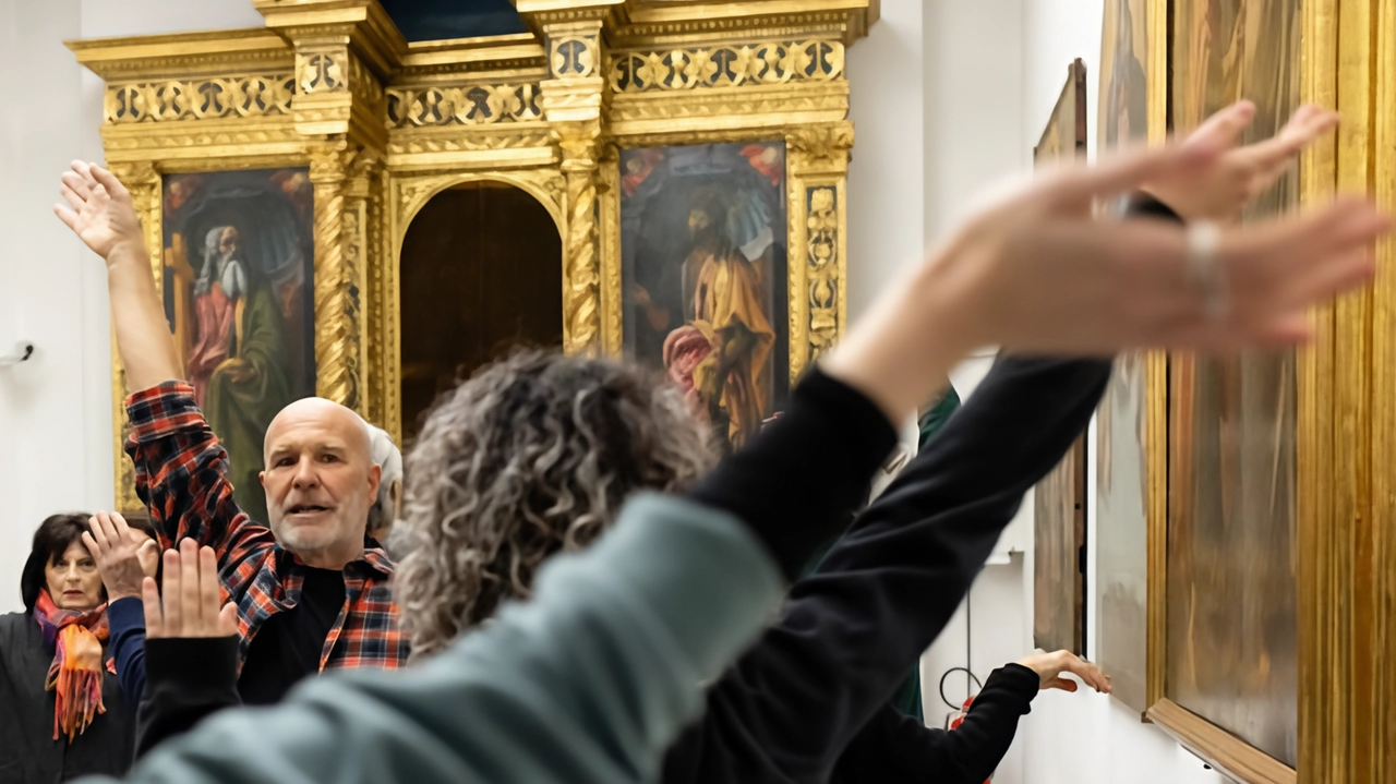 Il coreografo Virginio Sieni, al centro, durante una prova dello spettacolo «Masolino / Ballo 1424» (FotoLupo)