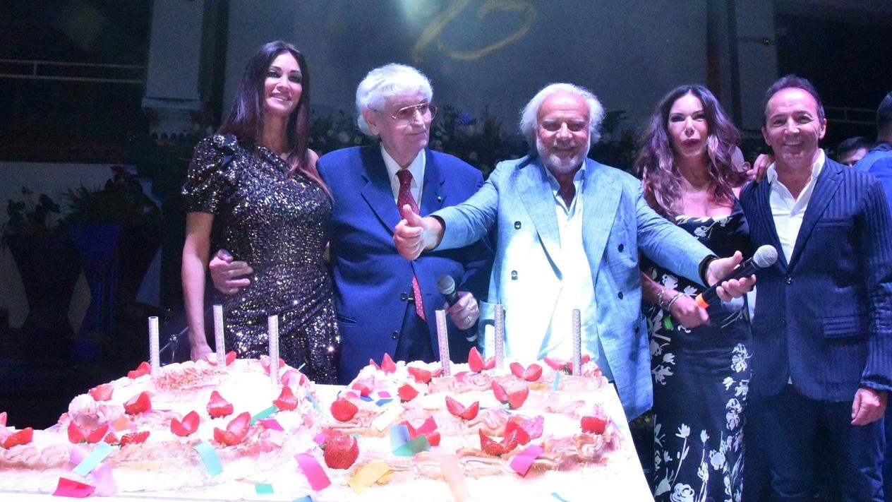 Volti noti dello spettacolo hanno festeggiato il compleanno del locale cult. Jerry Calà e la madrina Manuela Arcuri hanno brindato col patron Guidi.