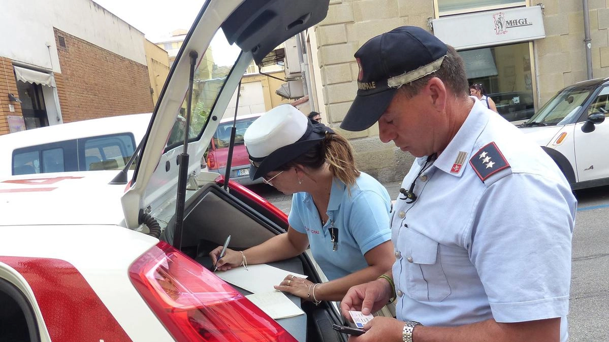 La polizia municipale è intervenuta in viale Montegrappa per eseguire i rilievi dopo l’incidente fra il rider e un’auto