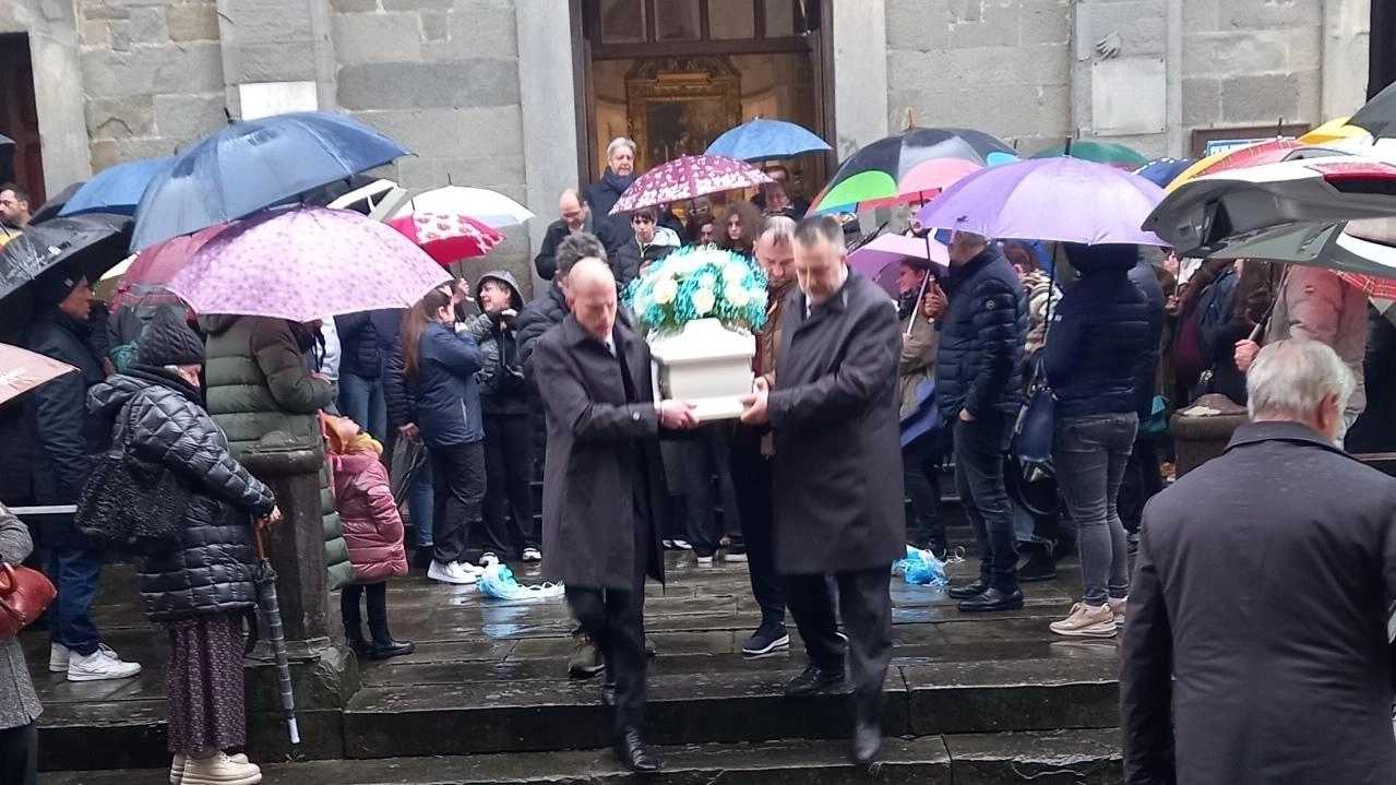 Un momento dell’uscita della bara bianca dalla chiesa di Pieve Fosciana