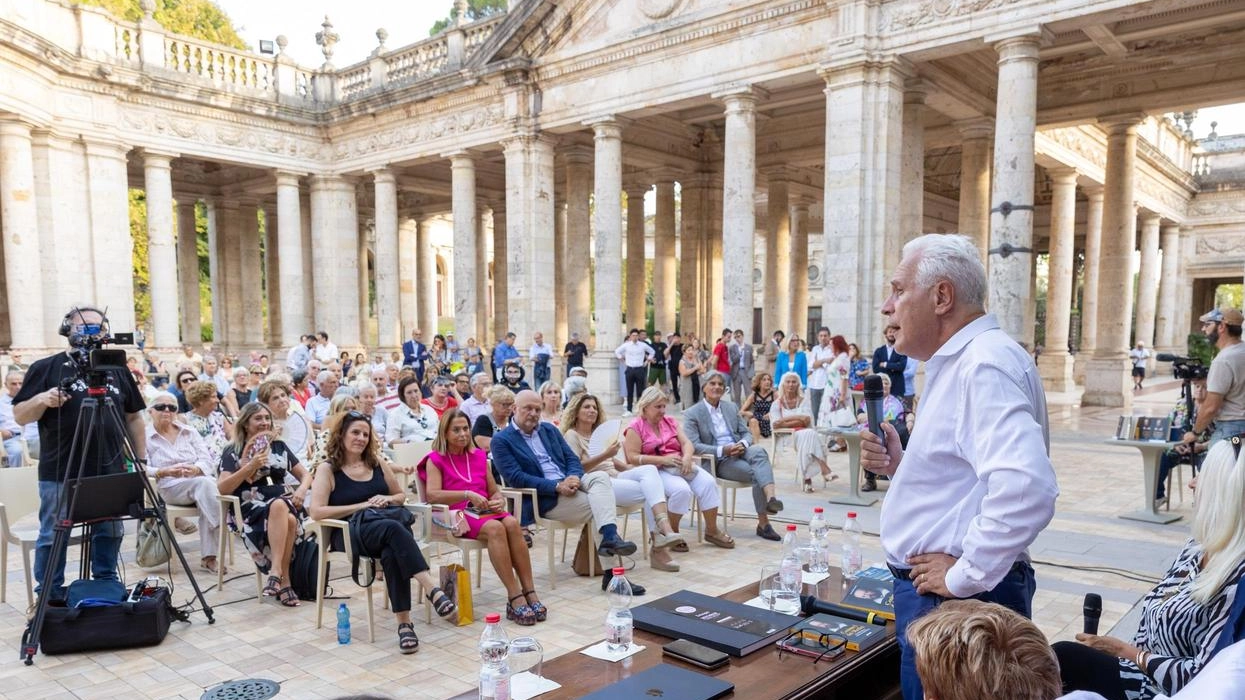 Tanta gente al Tettuccio per la presentazione del libro su Cosimo I dei Medici scritto dal presidente della Regione, Eugenio Giani