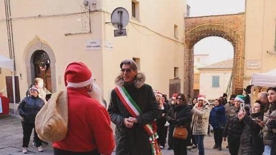 La tradizionale festa di Natale a Vaiano con i cittadini in piazza per il saluto a Babbo Natale che porta i doni ai più piccoli. La tradizione si ripete