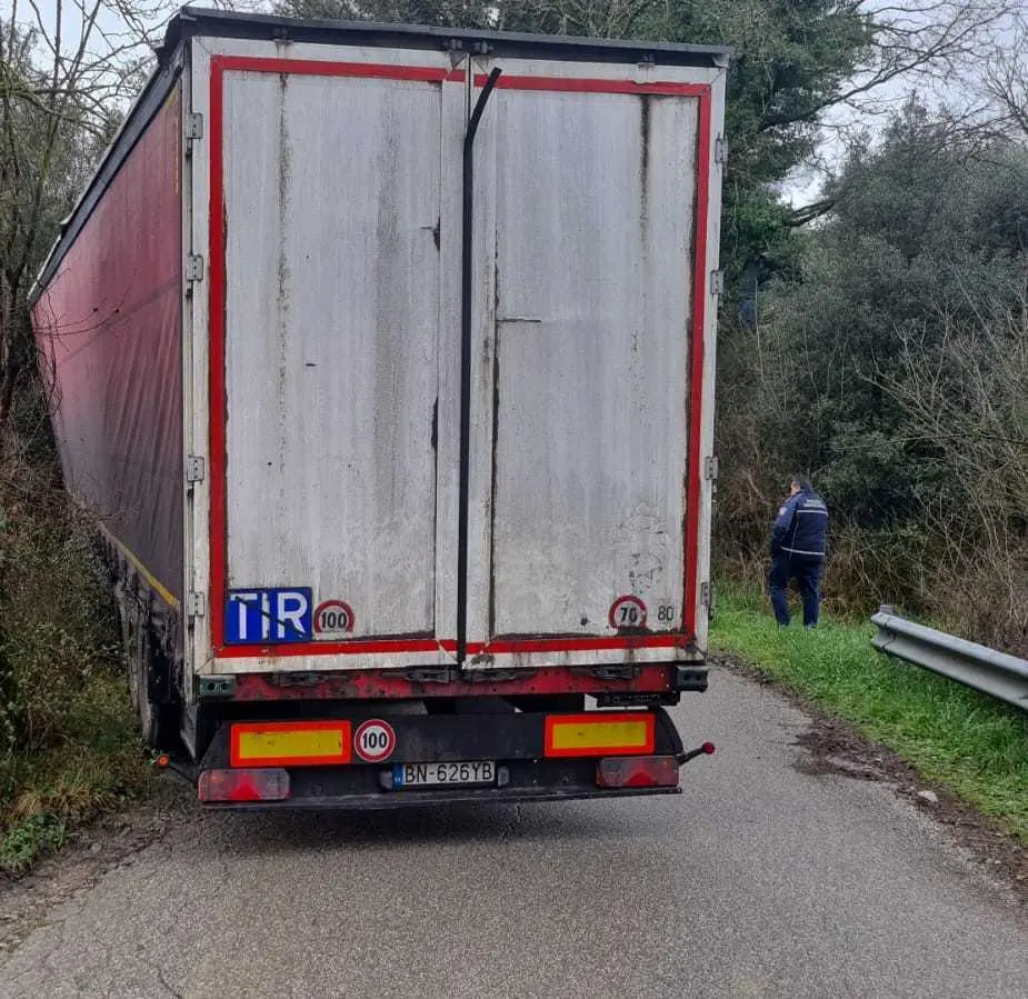 Ennesimo tir incastrato in campagna. Disagi per i residenti e proteste