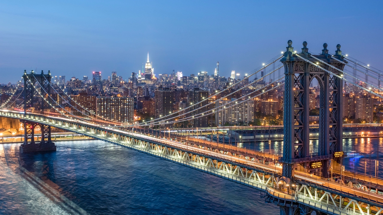 Il ponte di Manhattan che attraversa l'East River collegando Lower Manhattan con Brooklyn