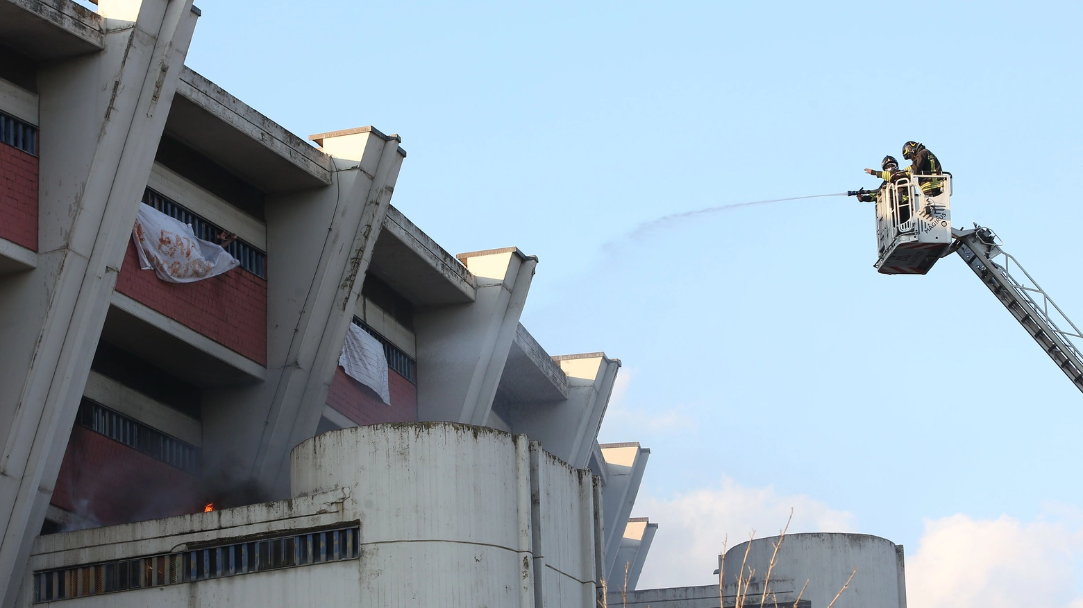 L'intervento dei vigili del fuoco a Sollicciano durante la rivolta dei detenuti (Foto New Press Photo)