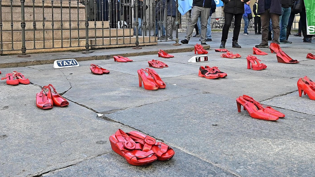 Le scarpe rosse sono diventate il simbolo della battaglia contro la violenza. sulle donne