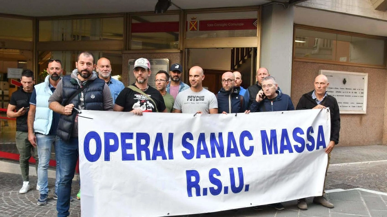 Una delle ultime proteste dei lavoratori di Sanac che l’aveva portati anche in consiglio comunale per far sentire la loro voce anche alla politica locale, vertenza che va avanti ormai da anni