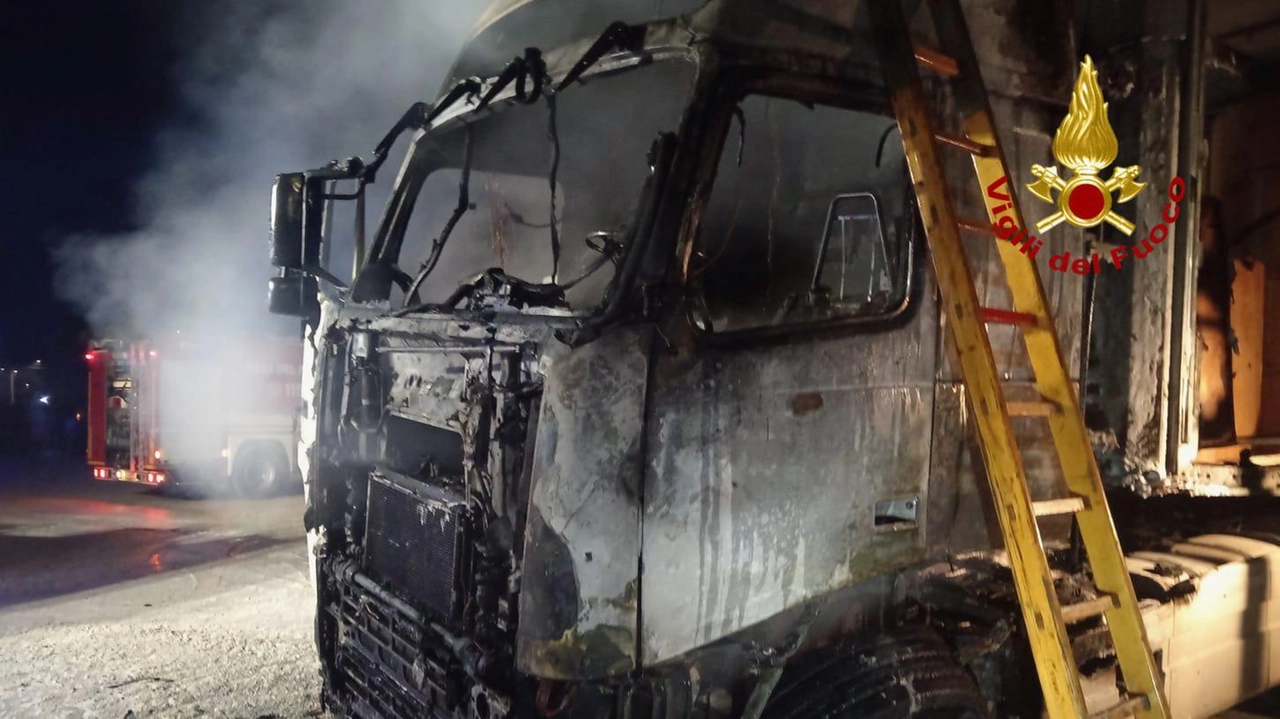 Il camion divorato dalle fiamme