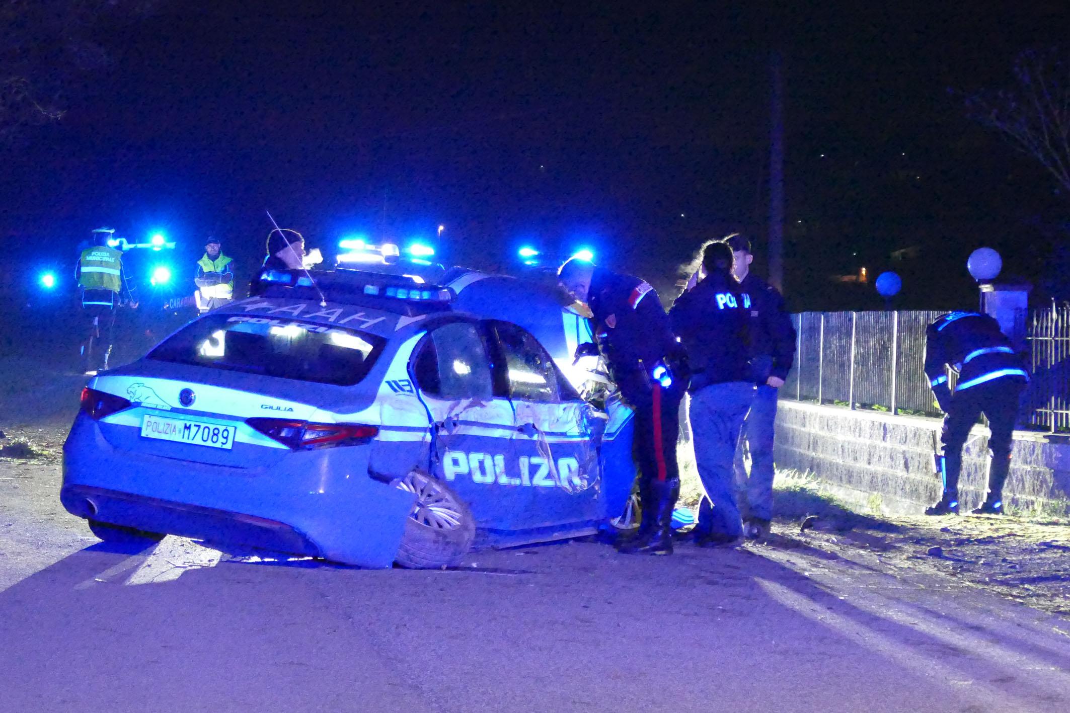 Volante della polizia ha un incidente per evitare un animale: feriti due agenti