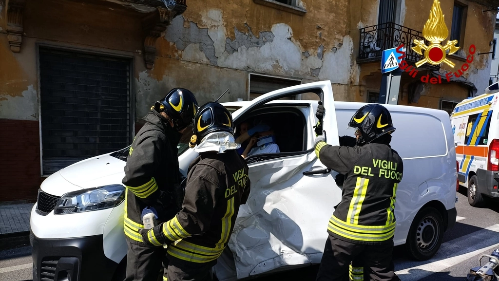 L'intervento dei vigili del fuoco per liberare i conducenti