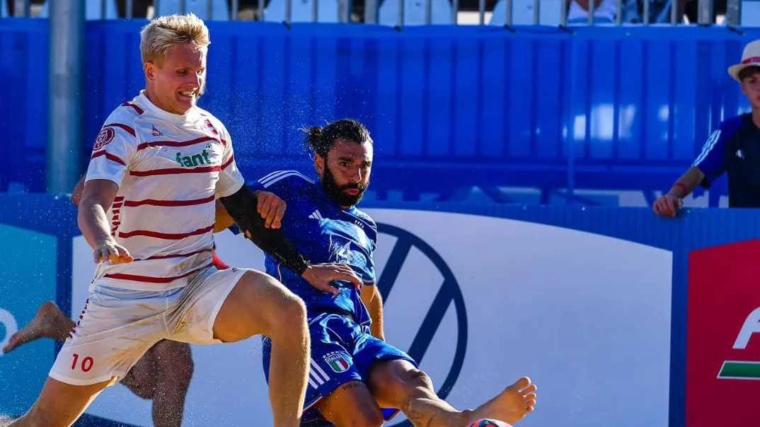 La Nazionale italiana di beach soccer batte la Danimarca 3-1, qualificandosi agli Europei di settembre ad Alghero. Il c.t. Del Duca elogia la squadra per la prova tattica impeccabile.