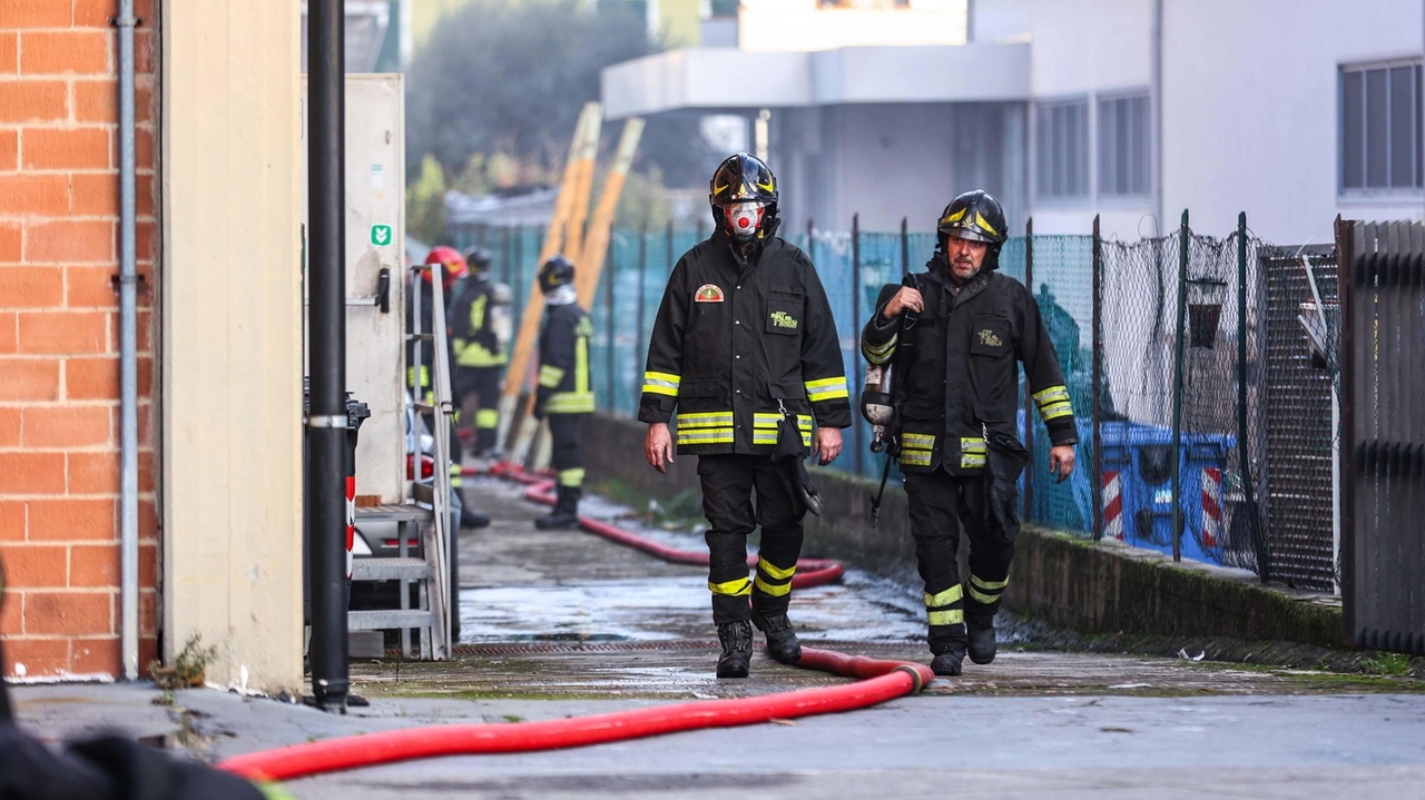 Incendio all’officina, stop divieti: "Il  fumo si è disperso senza danni"