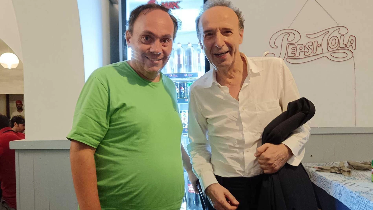 La foto ricordo tra don Sergio Cristo e l’attore pratese Roberto Benigni