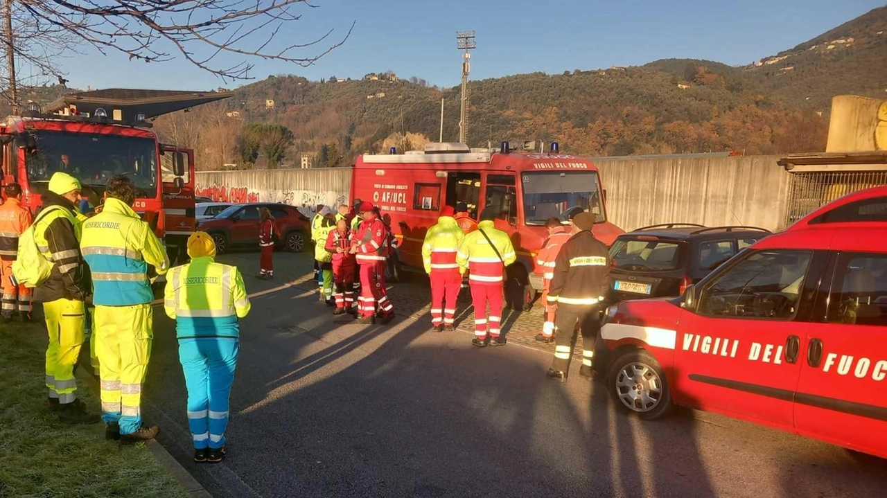 Allo Stadio. allestito il campo base da cui i Vigili del Fuoco con la Protezione Civile e gli agenti della Municipale coordinano le squadre di volontari nelle ricerche