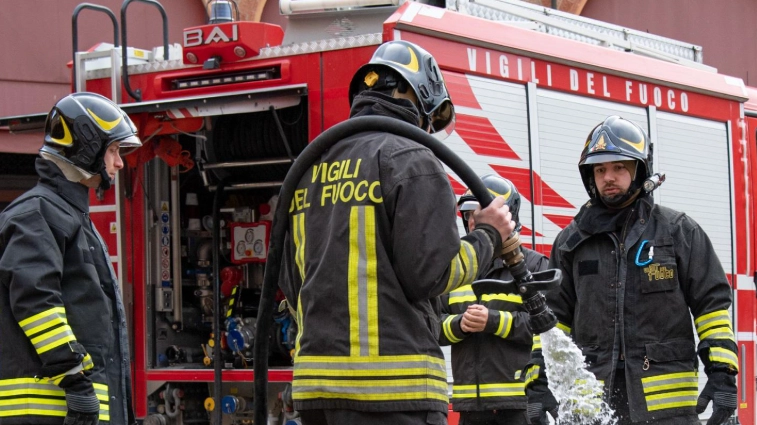 Vigili del fuoco in una foto di repertorio. Per la donna ogni soccorso è stato vano. Troppo gravi le ustioni riportate nell'incendio