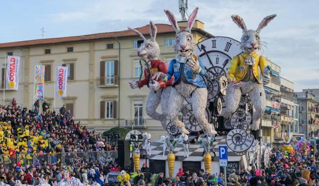 Fumata bianca sul Carnevale. Impallidiscono tutti i record . E la satira riconquista il "soglio". Con l’elezione della Papessa