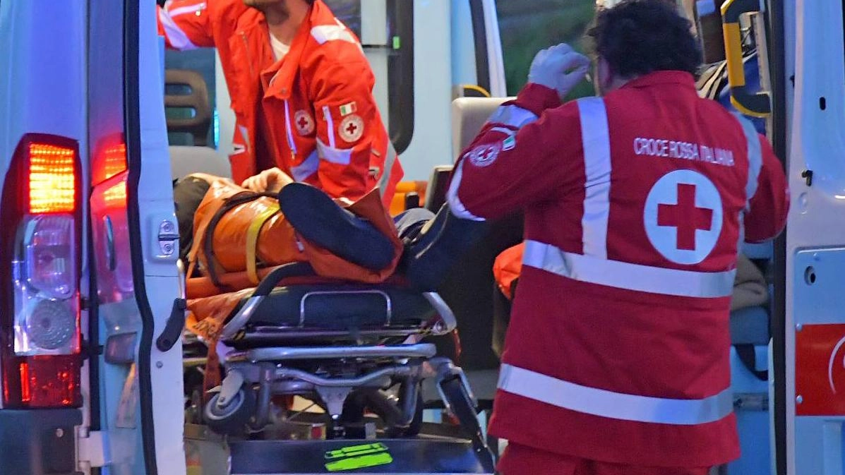 Fa un volo dal balcone. Trentenne al San Martino