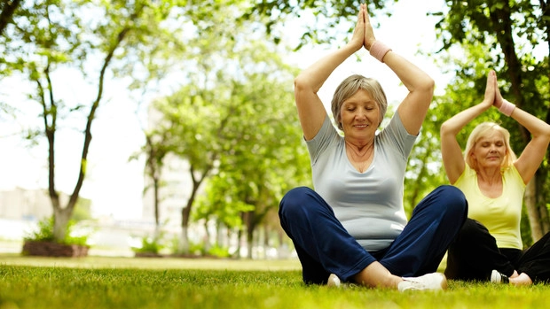 Una sessione di yoga (foto Ansa)