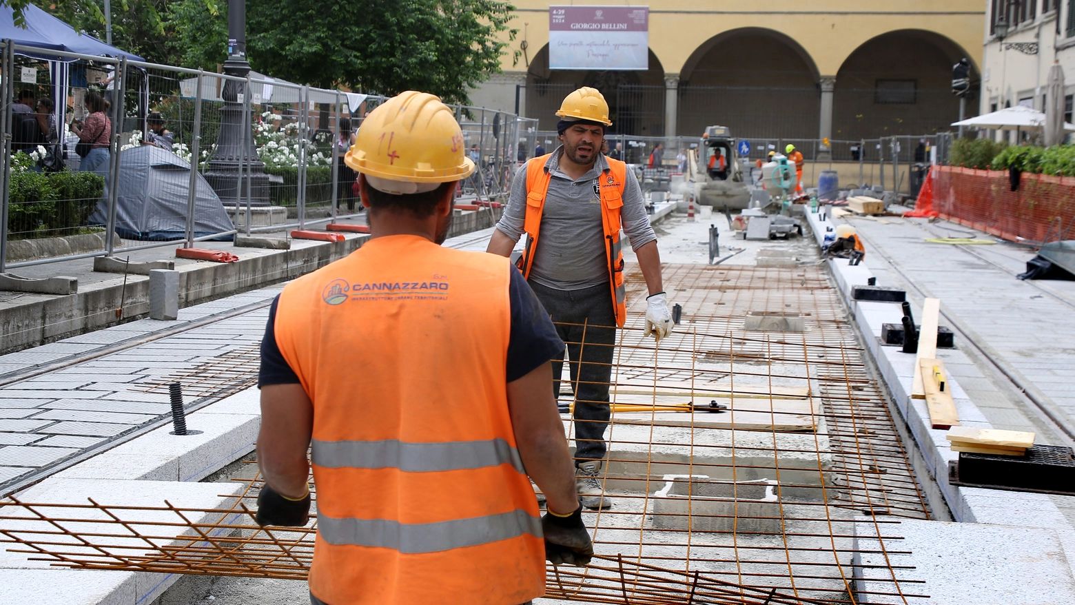 Operai al lavoro al cantiere della tramvia in piazza San Marco (Foto Marco Mori / New Press Photo)