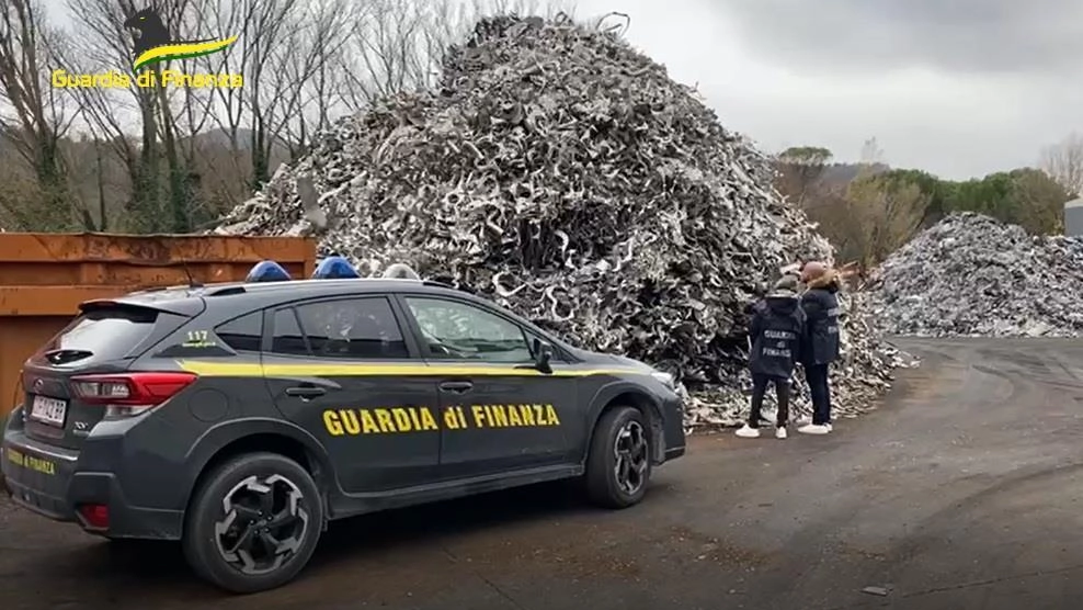 Le tonnellate di materiali stoccate abusivamente nel deposito