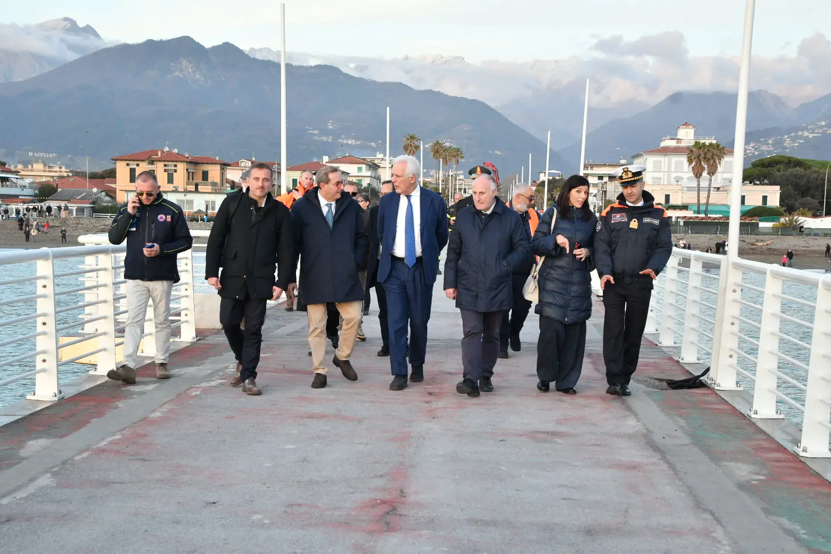 “Bisogna fare presto”. Nave incagliata, ora è il meteo a far paura. Giani: “La Regione ci sarà”