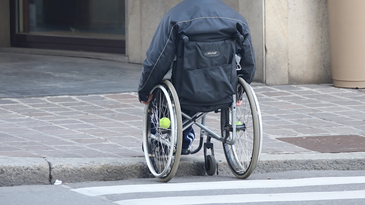 I lavori prevedono la revisione e l’adeguamento dei marciapiedi e delle strade interne, oggi caratterizzati da dislivelli e ostacoli