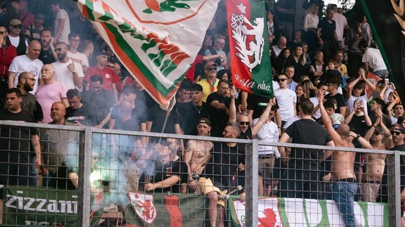 La strapaesana del campionato di Eccellenza è la più sentita da entrambe le tifoserie pronte a farsi sentire. Quella volta che in campo spuntarono 11 carciofi e sulla statua di Ubaldino Peruzzi una sciarpa rossoverde.