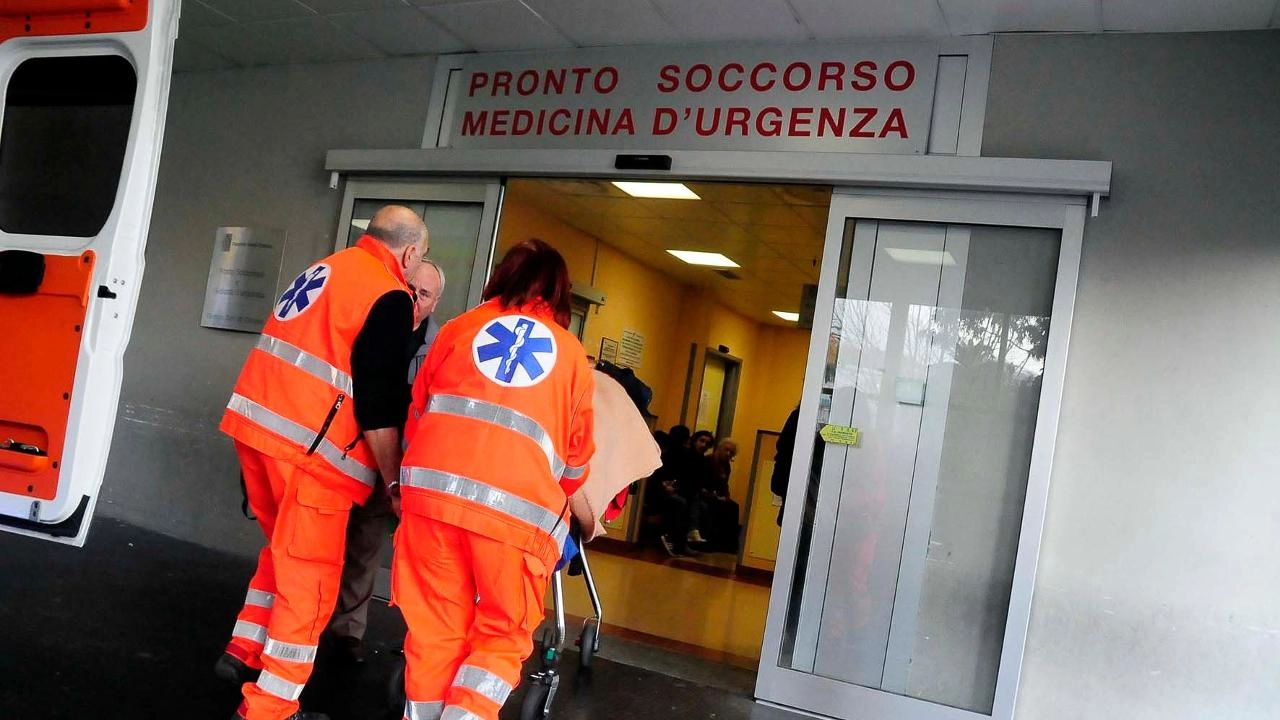 Il giovane è stato trasportato al pronto soccorso di Lucca in codice rosso (Foto di repertorio)