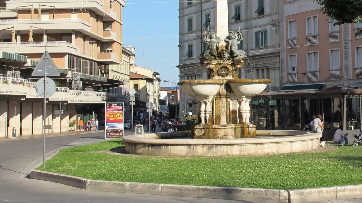 Commerciati di Montecatini Terme chiedono intervento contro sbandati che dormono sulle panchine di corso Matteotti, danneggiando l'immagine della città e il commercio locale. Appello per soluzioni urgenti.