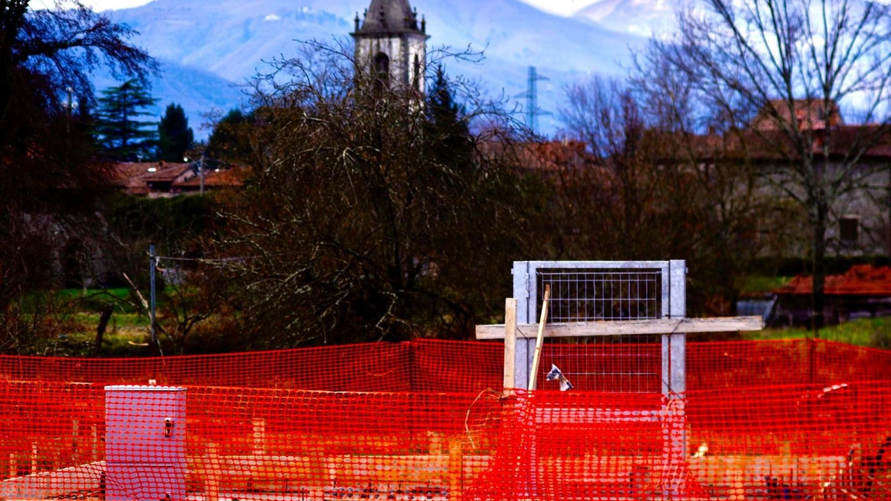 I lavori per l’installazione della nuova antenna 5G vicino al borgo di Filetto a Villafranca