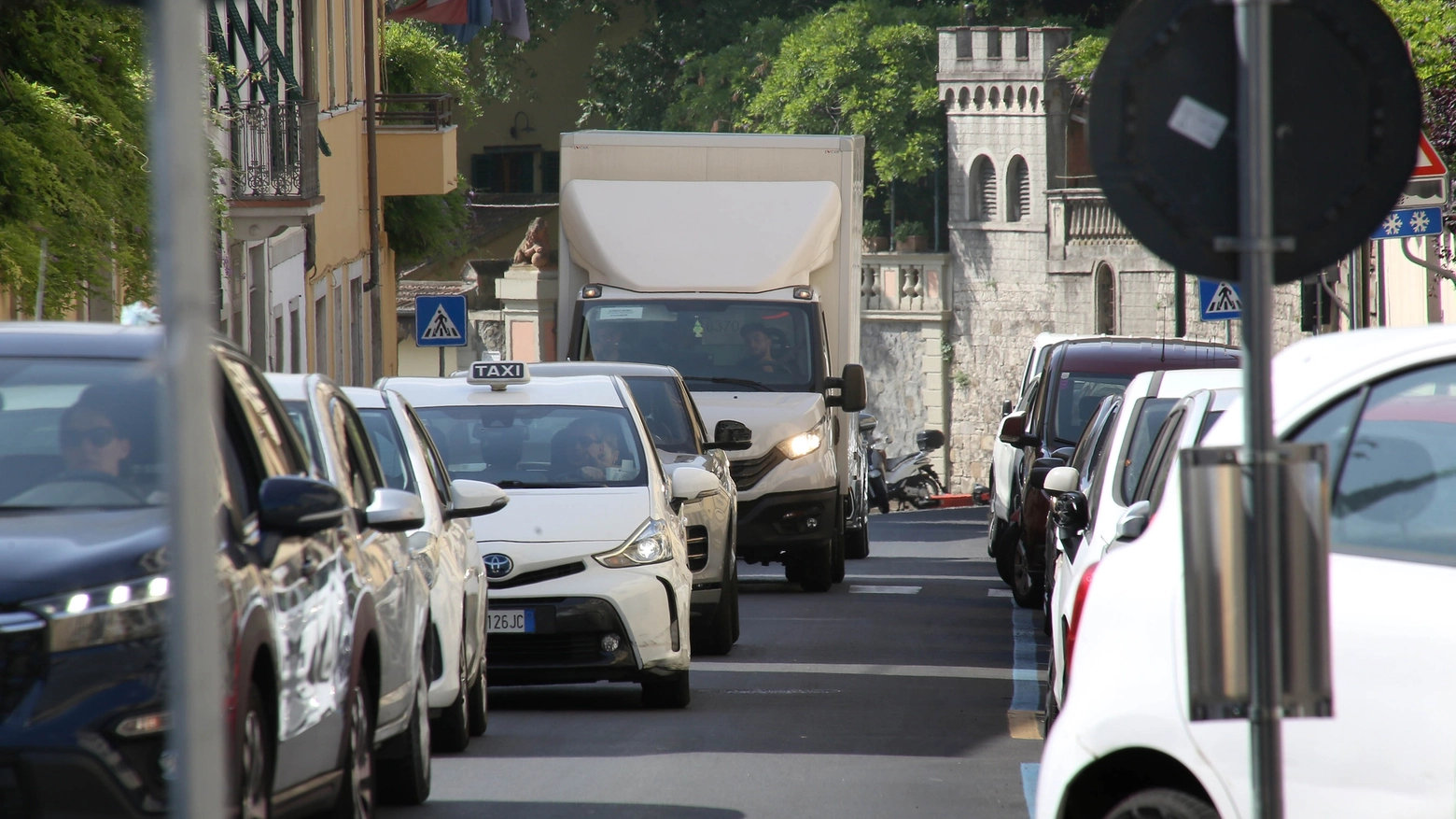 Coda in via Bolognese per i lavori all'acquedotto (New Press Photo)