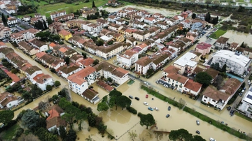 Empoli, l’Orme strappa e invade la frazione di Ponzano. Strade allagate e persone isolate. La situazione in città