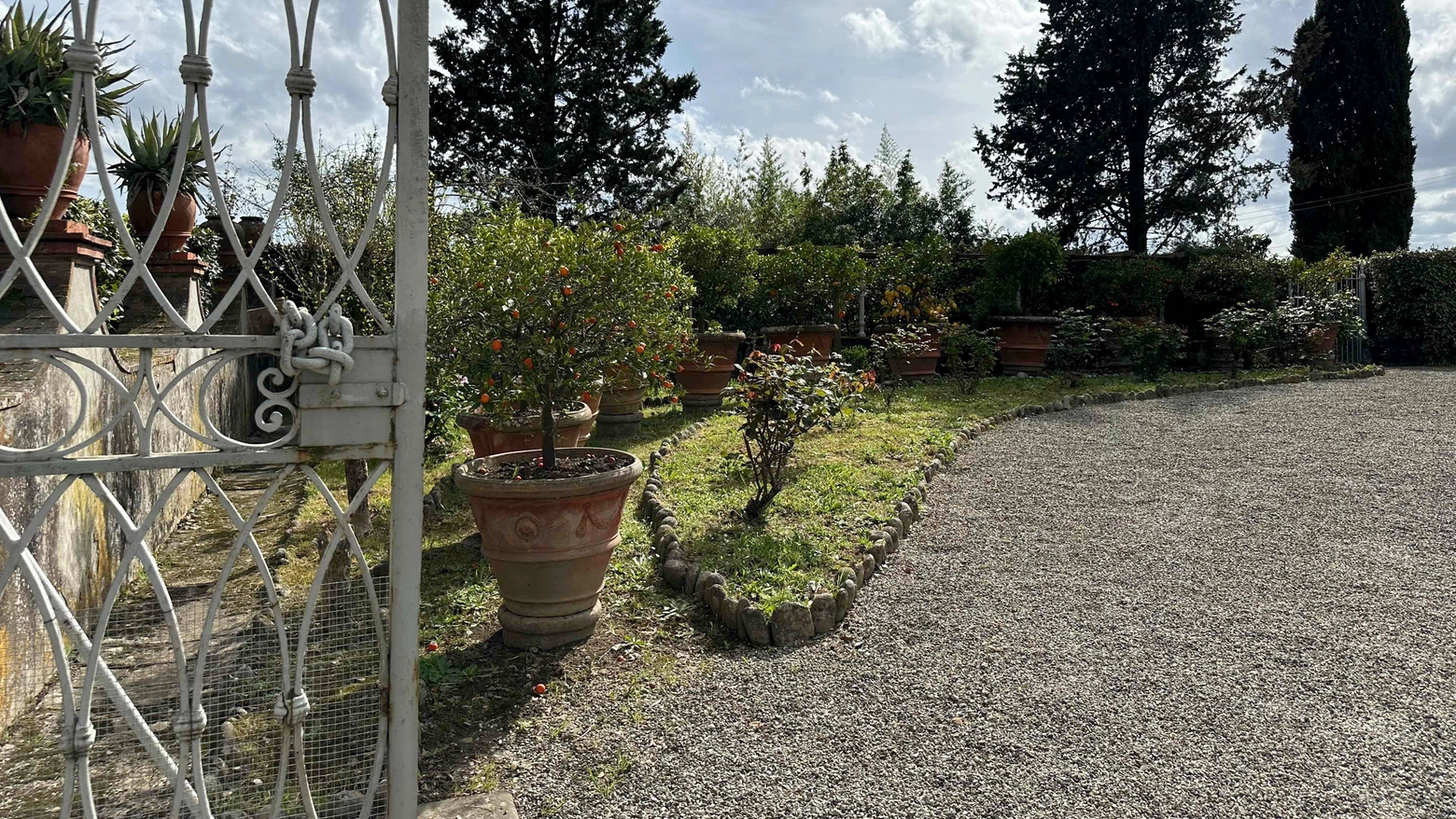 Il giardino della villa del Castellaccio-Puccini (Foto Fai)