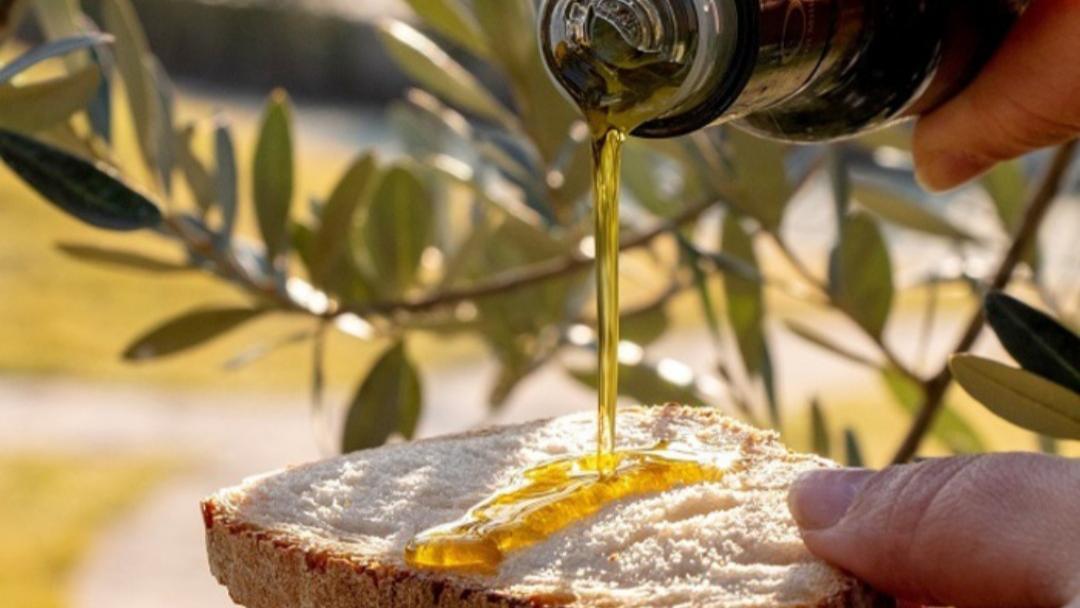 Benvenuto olio nuovo: ecco dove assaggiarlo nei mercati di campagna della Toscana