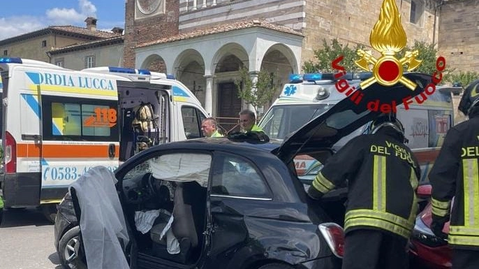 L'incidente a Pieve San Paolo, in provincia di Lucca (Foto vigili del fuoco)